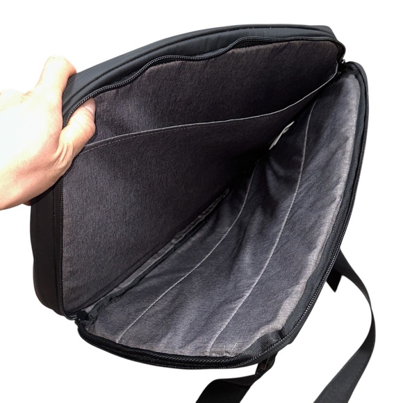 Nomatic Tech Case Carry-On 16" Laptop Bag with Strap - Picture 8 of 10